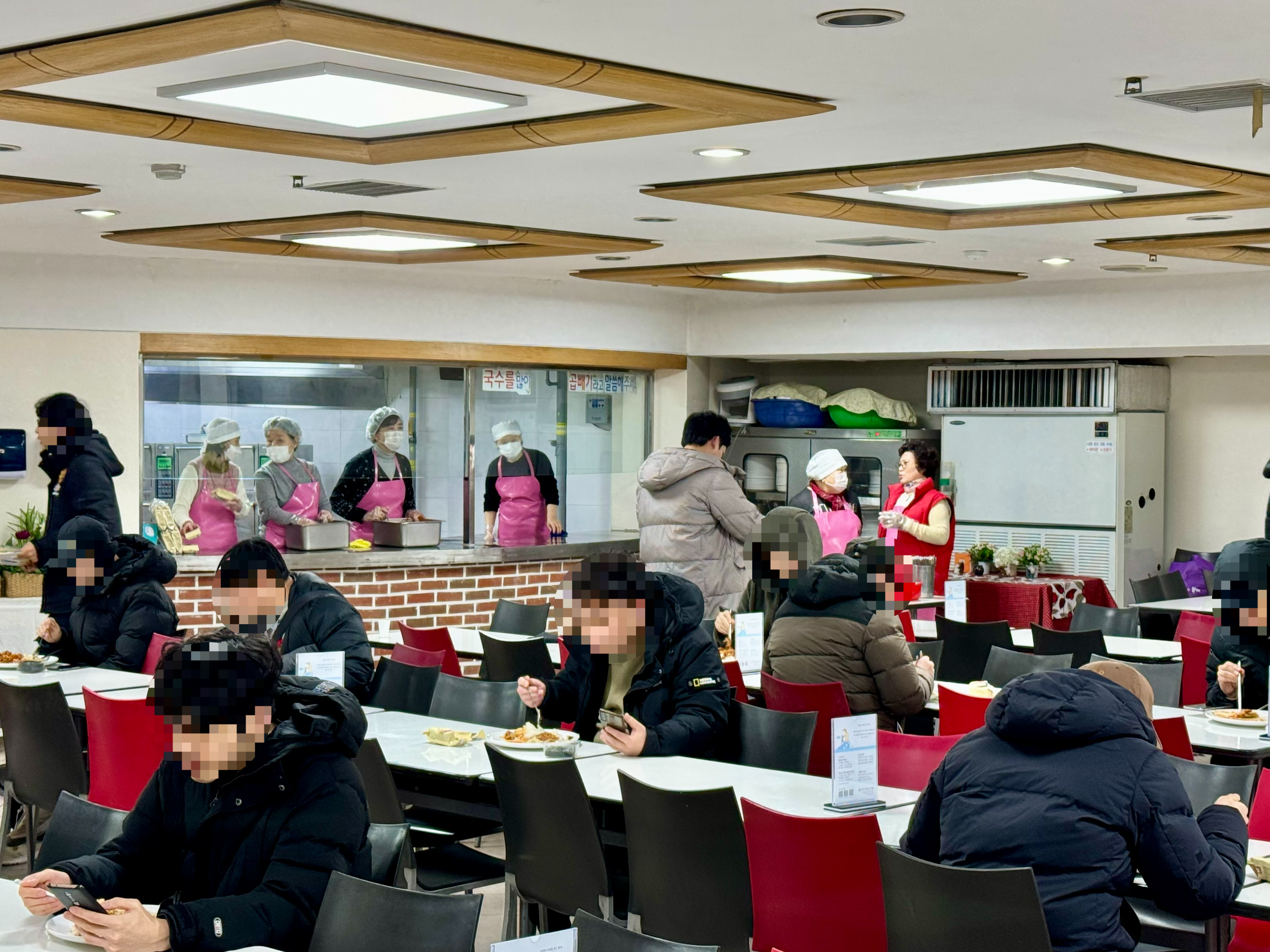 지난 18일 오전 7시쯤 공무원 시험준비생들이 서울 동작구 노량진 강남교회 지하 식당에서 제공되는 무료 아침 식사 ‘새벽밥’을 먹고 있다.