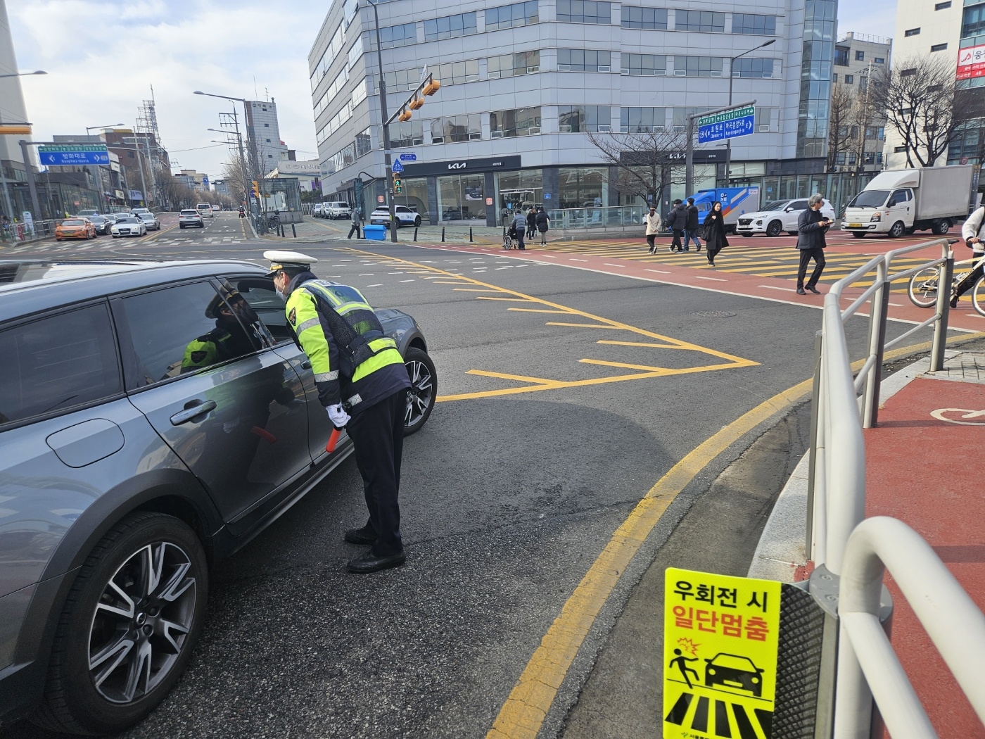 지난 19일 서울 강서구 신방화역 사거리에서 경찰관이 우회전을 하려는 차량 운전자에게 일시정지 제도에 대해 설명하고 있다. 박상연 기자