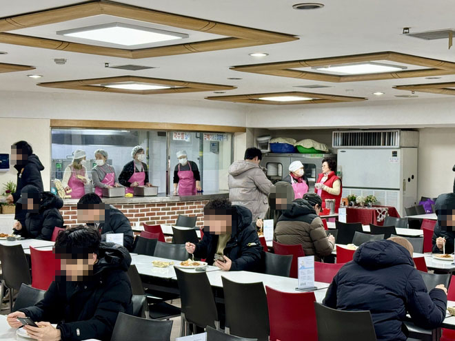 지난 18일 오전 7시쯤 공무원시험 준비생들이 서울 동작구 노량진 강남교회 지하 식당에서 무료 아침 식사 ‘새벽밥’을 먹고 있다.