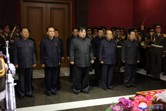 북한 최고인민회의 의장을 지낸 최태복이 94세를 일기로 사망했다고 조선중앙통신이 21일 보도했다. 통신에 따르면 김정은 국무위원장은 이날 새벽 당 중앙위원회 비서들과 함께 그의 빈소를 찾아 애도를 표하고 조화를 전달했다. 2024.1.21  평양 조선중앙통신·연합뉴스