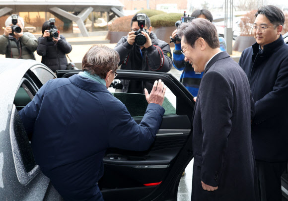 더불어민주당 이재명 대표(오른쪽)가 21일 서울 여의도 한 식당에서 이해찬 전 대표와 회동한 뒤 배웅을 하고 있다. 2024.1.21  연합뉴스