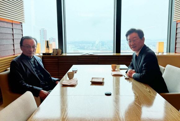 더불어민주당 이재명 대표(오른쪽)가 21일 서울 여의도 한 식당에서 이해찬 전 대표와 회동하고 있다. 2024.1.21  더불어민주당 제공