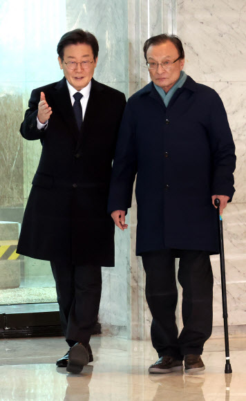 더불어민주당 이재명 대표(왼쪽)가 21일 서울 여의도 한 식당에서 이해찬 전 대표와 회동한 뒤 함께 걸어나오고 있다. 2024.1.21  연합뉴스