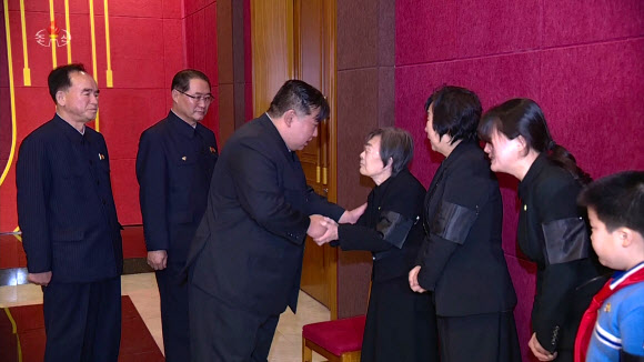 김정은 북한 국무위원장이 지난 20일 93세를 일기로 사망한 최태복 전 최고인민회의 의장의 빈소를 21일 새벽 찾아 애도를 표하고 조화를 전달했다고 조선중앙TV가 보도했다. 2024.1.21  조선중앙TV 화면
