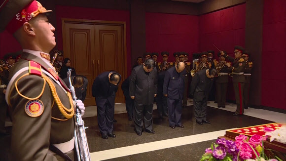 김정은 북한 국무위원장이 지난 20일 93세를 일기로 사망한 최태복 전 최고인민회의 의장의 빈소를 21일 새벽 찾아 애도를 표하고 조화를 전달했다고 조선중앙TV가 보도했다. 2024.1.21  조선중앙TV 화면