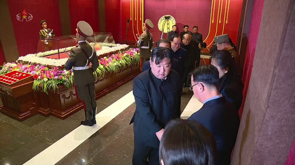 김정은 북한 국무위원장이 지난 20일 93세를 일기로 사망한 최태복 전 최고인민회의 의장의 빈소를 21일 새벽 찾아 애도를 표하고 조화를 전달했다고 조선중앙TV가 보도했다. 2024.1.21  조선중앙TV 화면