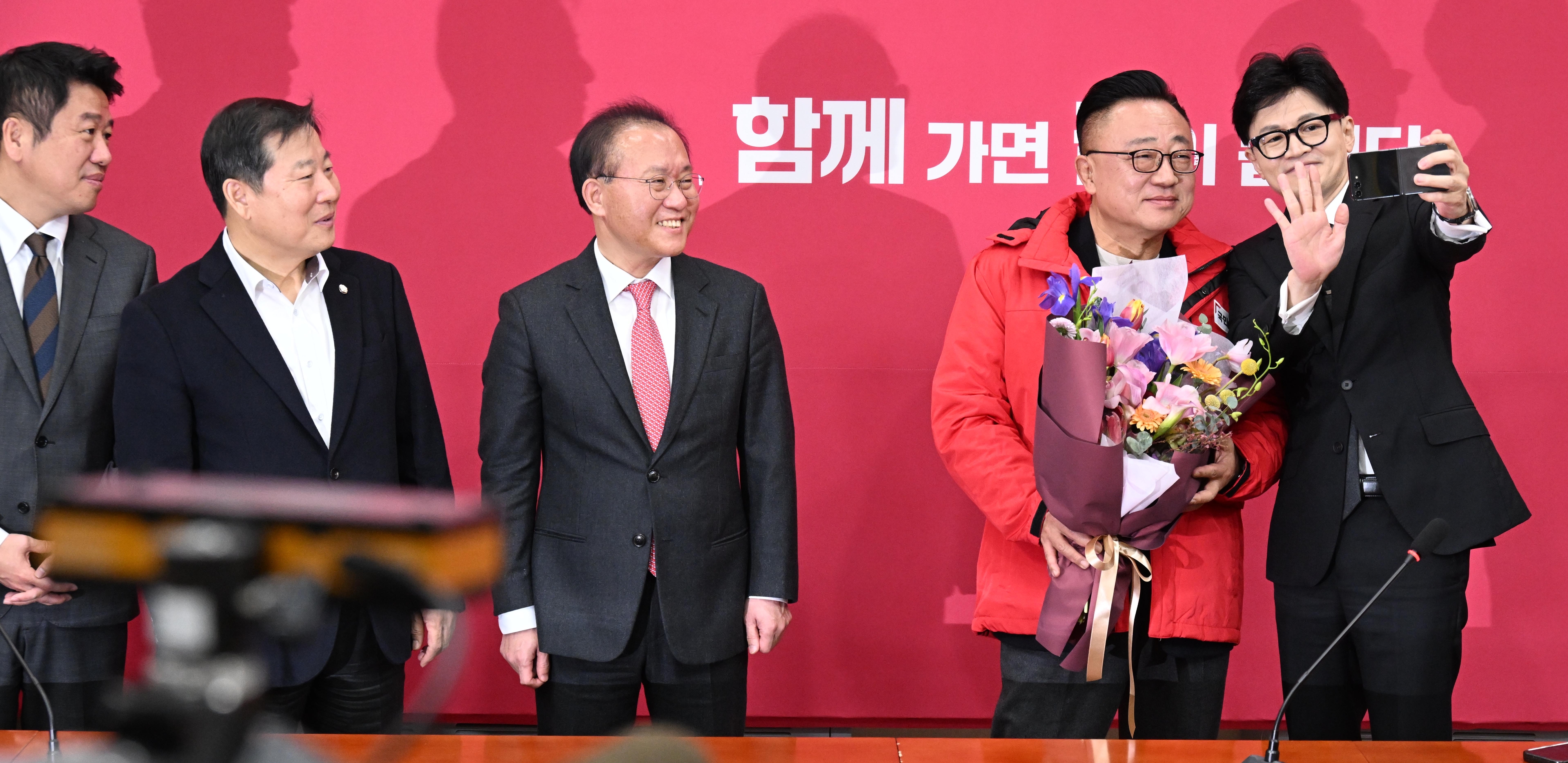 한동훈 국민의힘 비상대책위원장이 22일 서울 여의도 국회에서 열린 국민인재 영입 환영식에서 고동진 전 삼성전자 모바일 부문(옛 IM부문) 대표이사 사장과 기념촬영을 하고있다. 2024.1.22안주영 전문기자