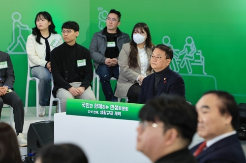 윤석열 대통령을 대신해 방기선 국무조정실장이 22일 서울 동대문구 한국콘텐츠진흥원 홍릉콘텐츠인재캠퍼스에서 열린 ‘국민과 함께하는 민생토론회 - 다섯 번째, 생활규제 개혁’을 주재하고 있다. 연합뉴스