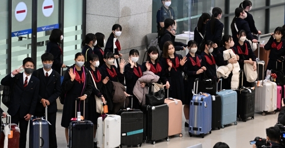 일본 구마모토현 루테루 학원 고등학교 학생 37명이 수학여행을 위해 21일 오후 인천국제공항 제1여객터미널로 입국하고 있다. 일본 청소년의 한국 수학여행은 1972년 최초로 실시된 이후 코로나19로 2020년 이후 전면 중단되었다(위 기사와 관련 없음). 서울신문DB