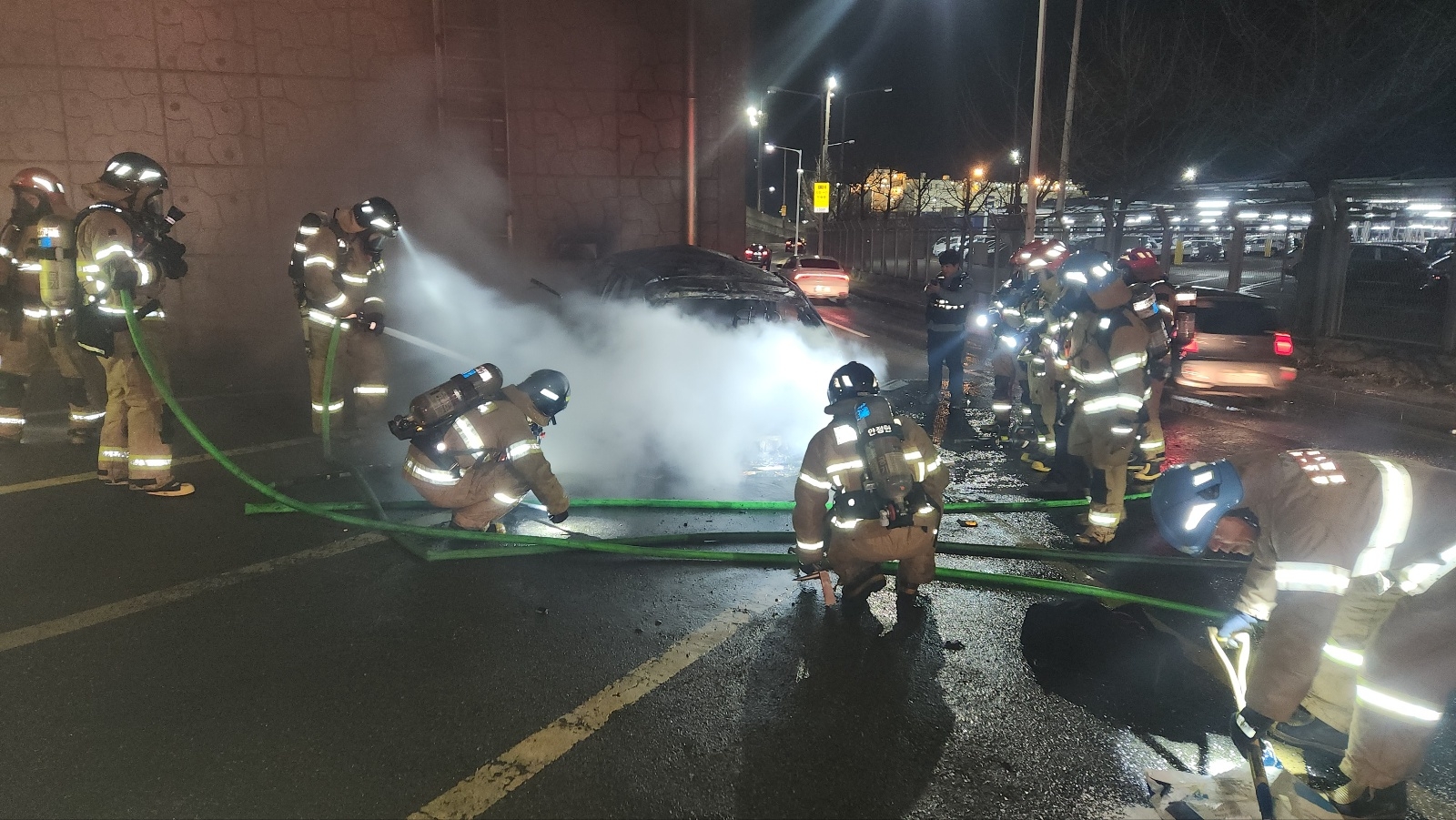 23일 오전 5시 9분쯤 울산 북구 성내삼거리에서 아이오닉 차량이 고가도로 교각을 들이받고 전소했다. 소방대원들이 사고 차량의 불을 끄고 있다. 울산소방본부 제공