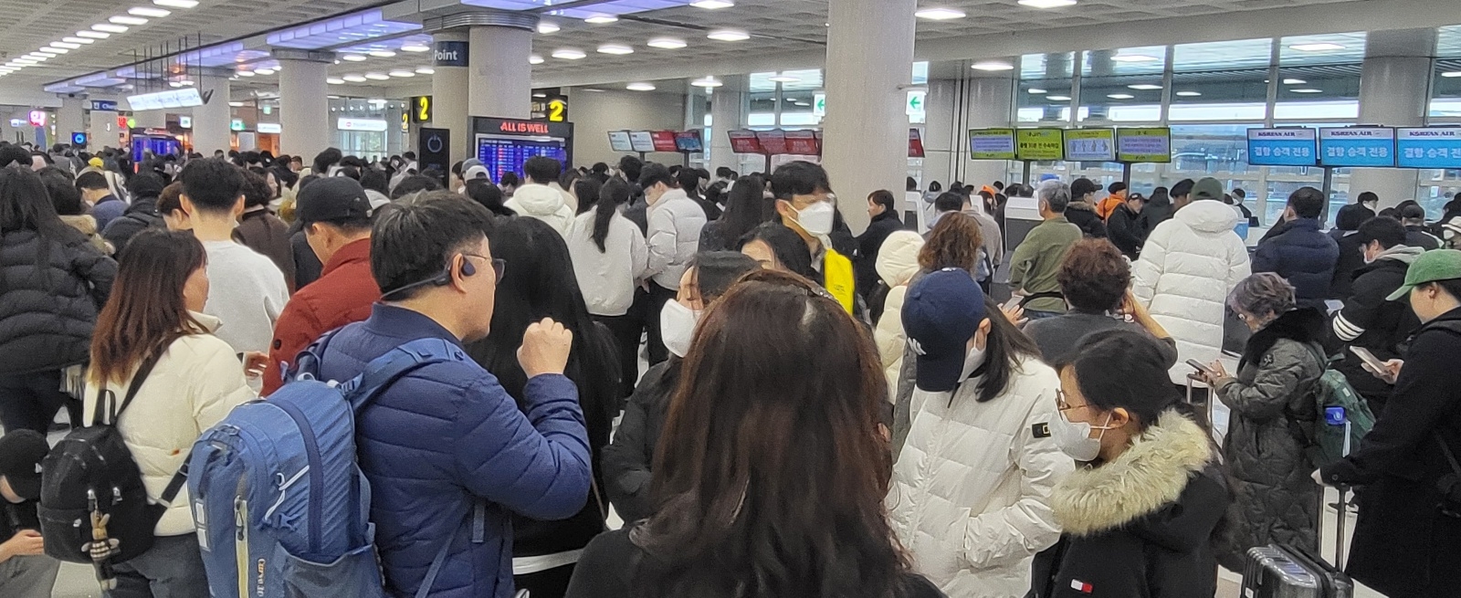 제주공항 국내선 출발장 3층 티웨이항공, 제주항공 등 발권 카운터가 이른 아침부터 예약변경을 하려는 승객들로 길고 긴 행렬이 이어지고 있다. 제주 강동삼 기자