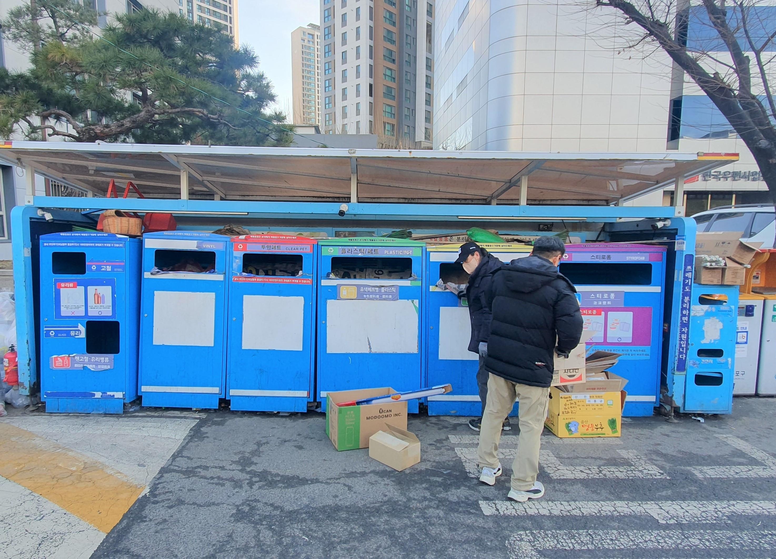 서울 영등포구가 설치한 클린하우스에서 주민들이 쓰레기를 배출하고 있다. 영등포구 제공