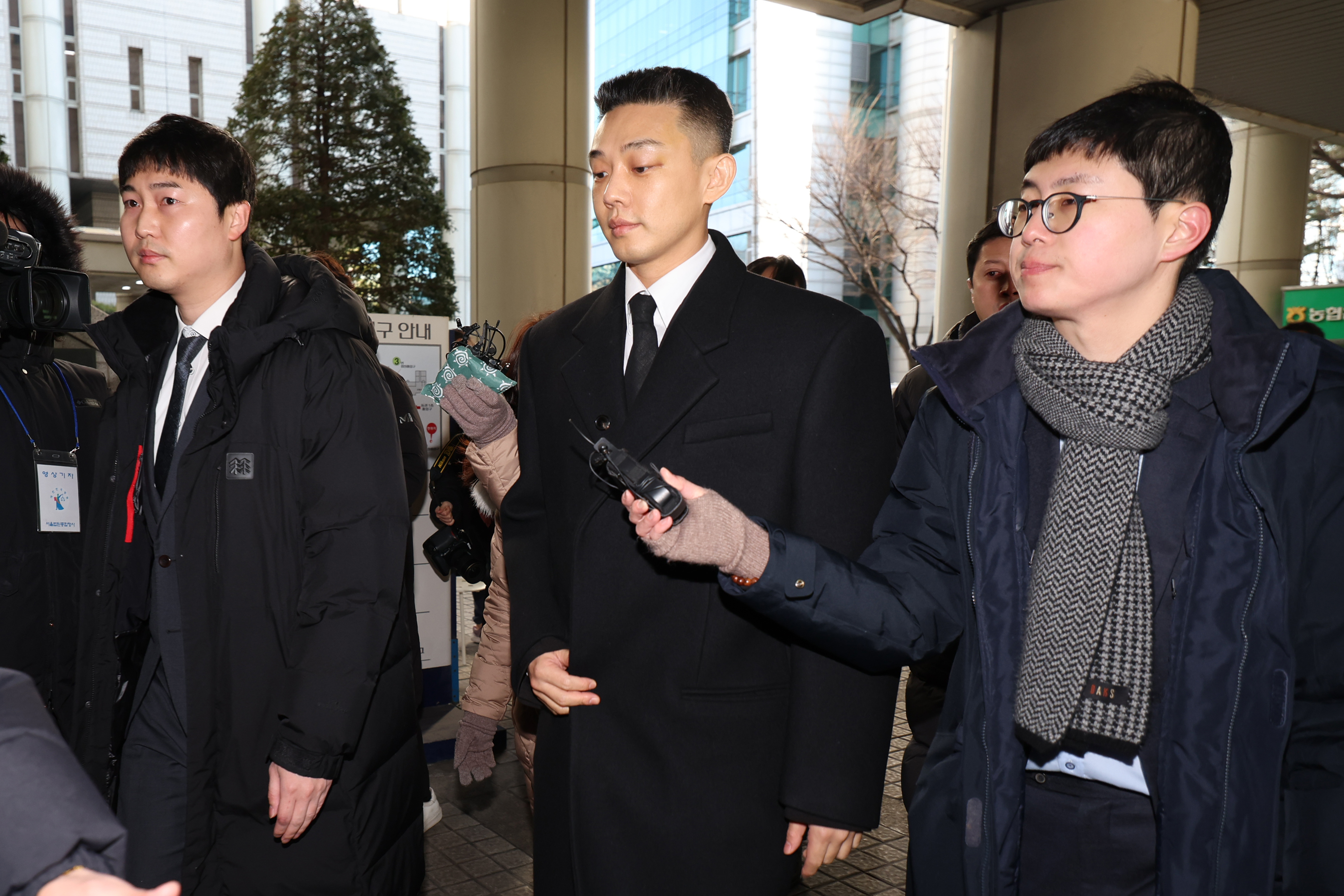 공판 출석하는 유아인  마약을 상습 투약한 혐의를 받는 배우 유아인(본명 엄홍식)이 23일 오전 서울 서초구 서울중앙지법에서 열린 1심 2회 공판에 출석하고 있다. 2024.1.23 연합뉴스