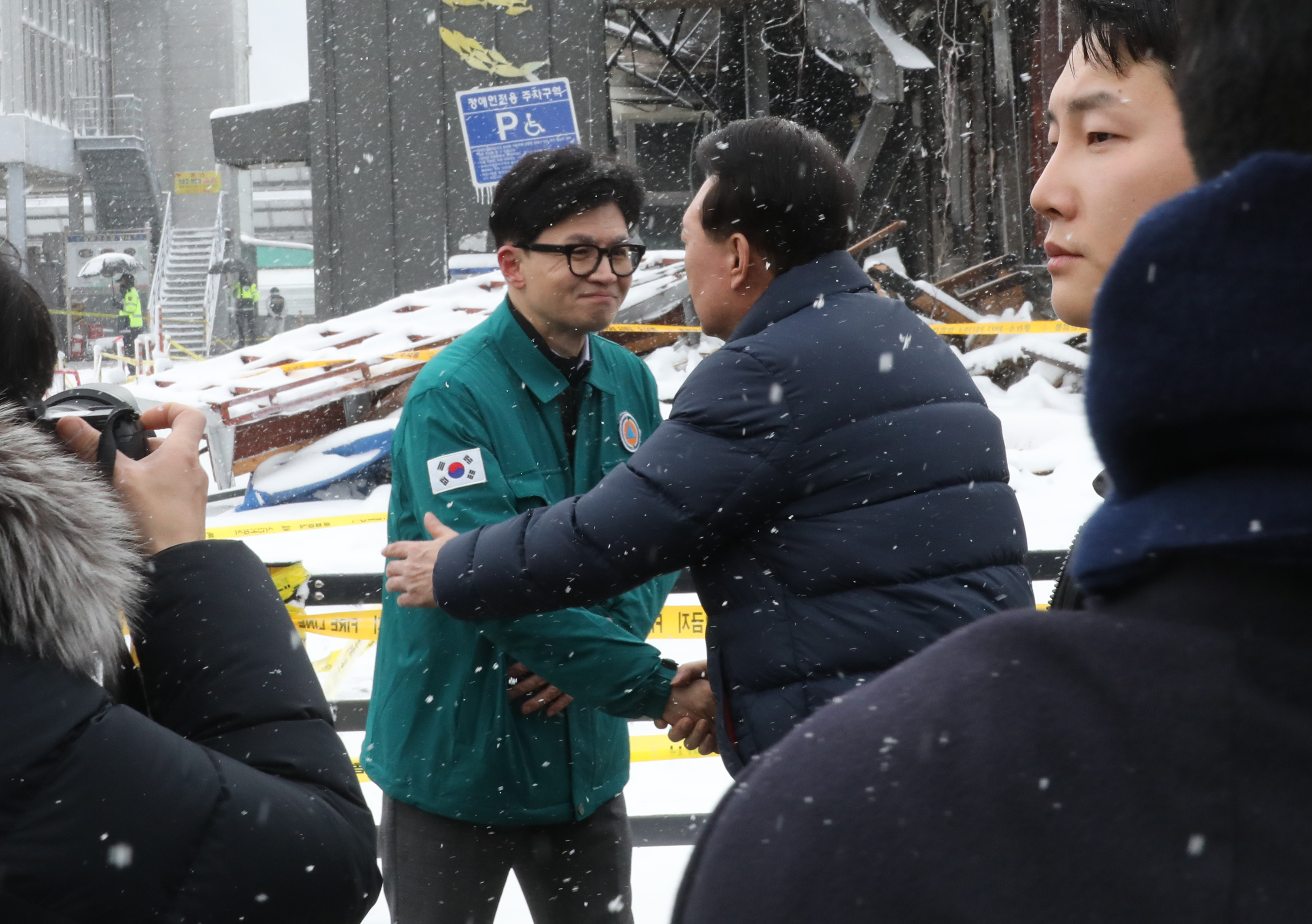 포옹하는 윤석열 대통령과 한동훈 비대위원장