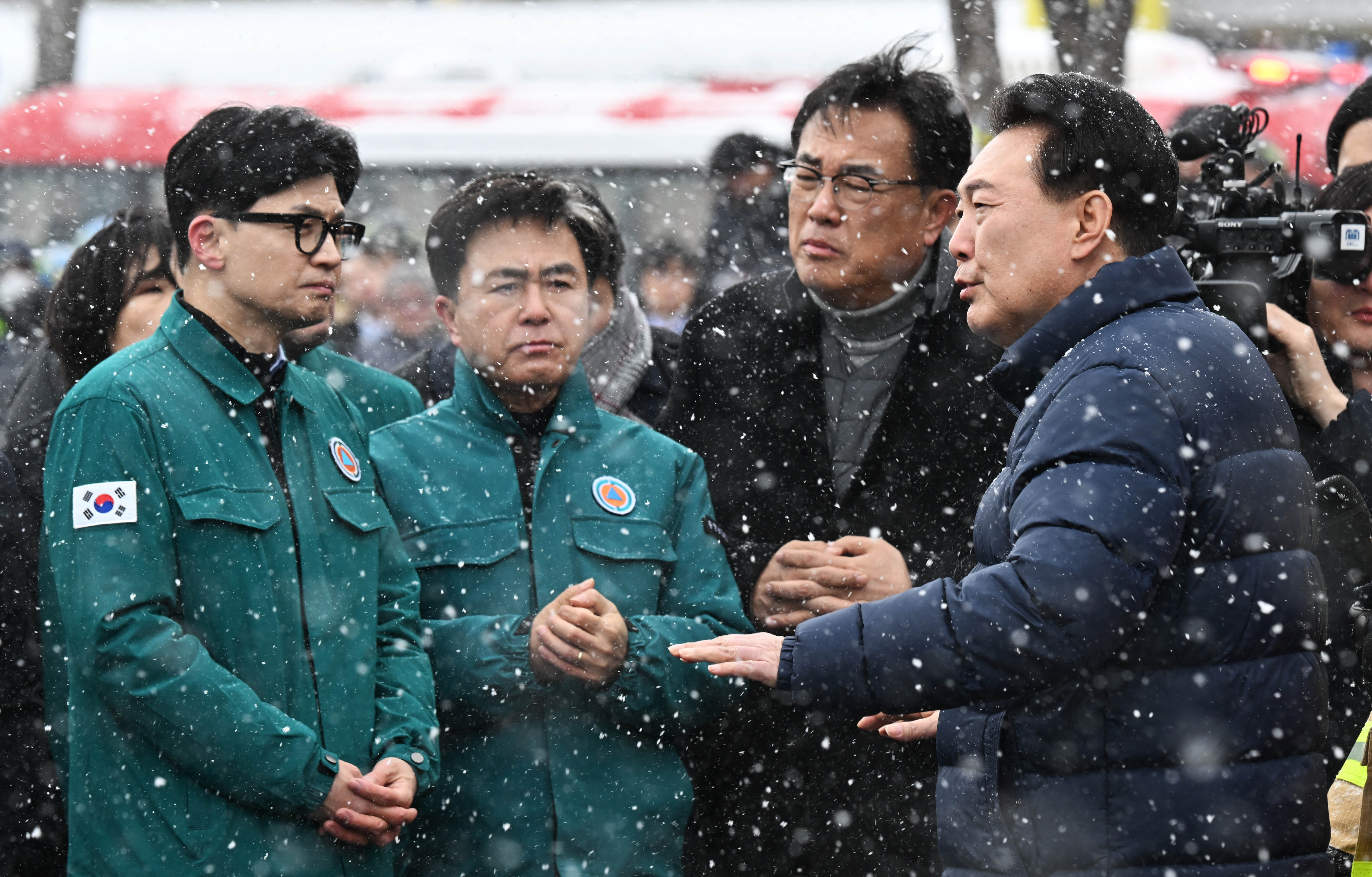 윤석열 대통령이 23일 충남 서천군 서천읍 서천특화시장 화재 현장에서 국민의힘 한동훈 비상대책위원장과 만나 함께 현장을 점검하고 있다. 2024.1.23 홍윤기 기자