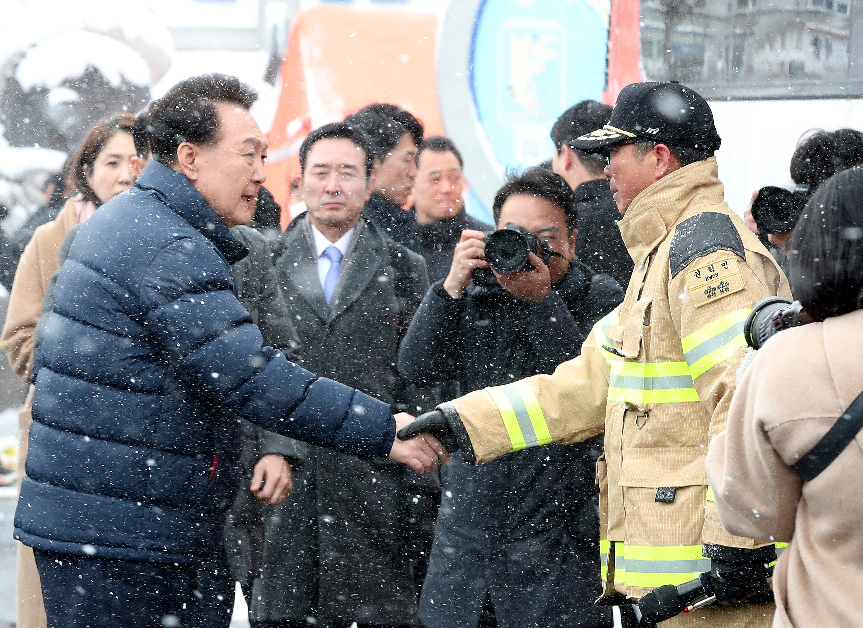 윤석열 대통령이 23일 화재가 발생한 충남 서천 특화시장을 찾아 한동훈 국민의힘 비상대책위원장과 함께 상황 보고를 받은 뒤 소방관계자를 격려하고 있다. 2024.1.23 뉴스1