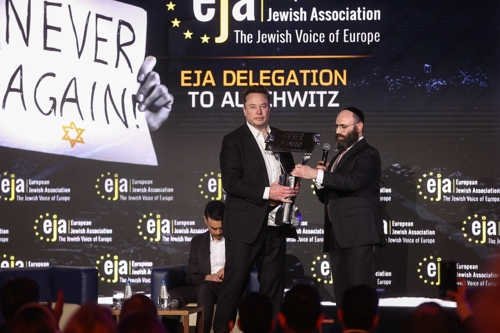 일론 머스크(왼쪽)가 22일 유대인 랍비와 함께 유럽 유대인 협회 주관으로 열린 반유대주의 관련 대담에 참석하고 있다. 크라쿠프 EPA 연합뉴스