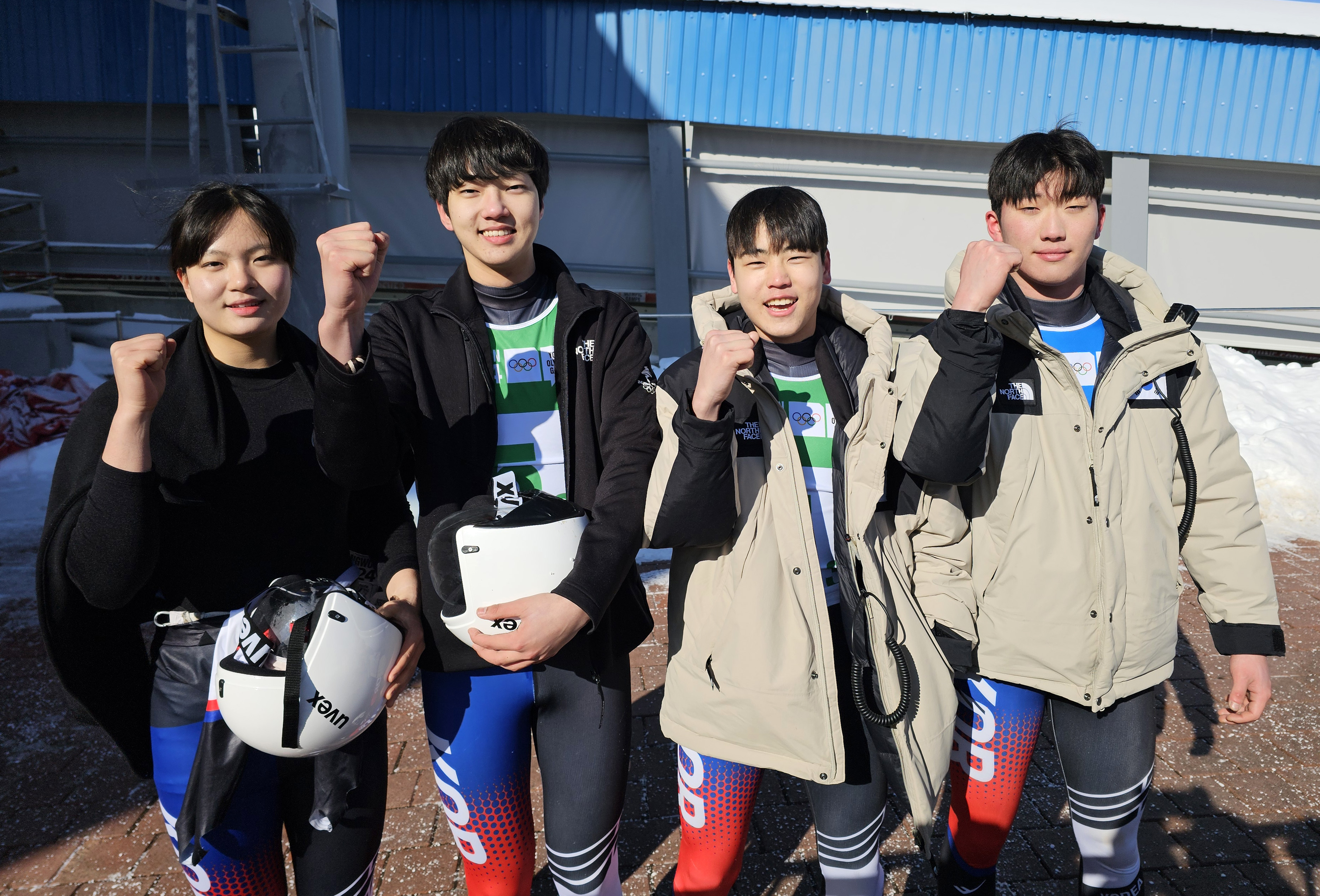 루지 팀 계주 경기를 마친 한국의 김소윤(왼쪽부터), 김하윤, 배재성, 김보근이 파이팅을 외치고 있다