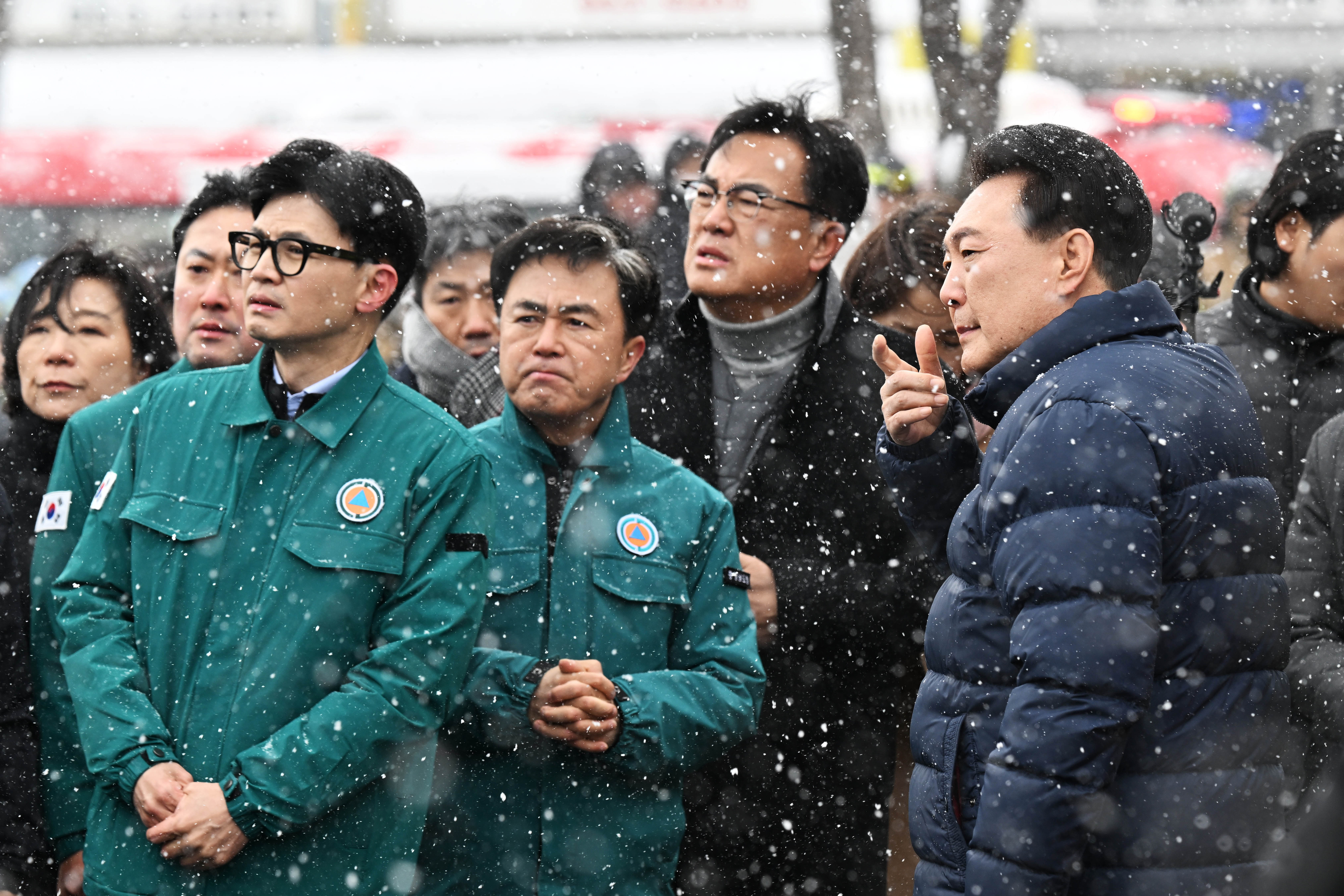 윤석열 대통령이 23일 충남 서천군 서천읍 서천특화시장 화재 현장에서 국민의힘 한동훈 비상대책위원장과 만나 함께 현장을 점검하고 있다. 2024.1.23 홍윤기 기자