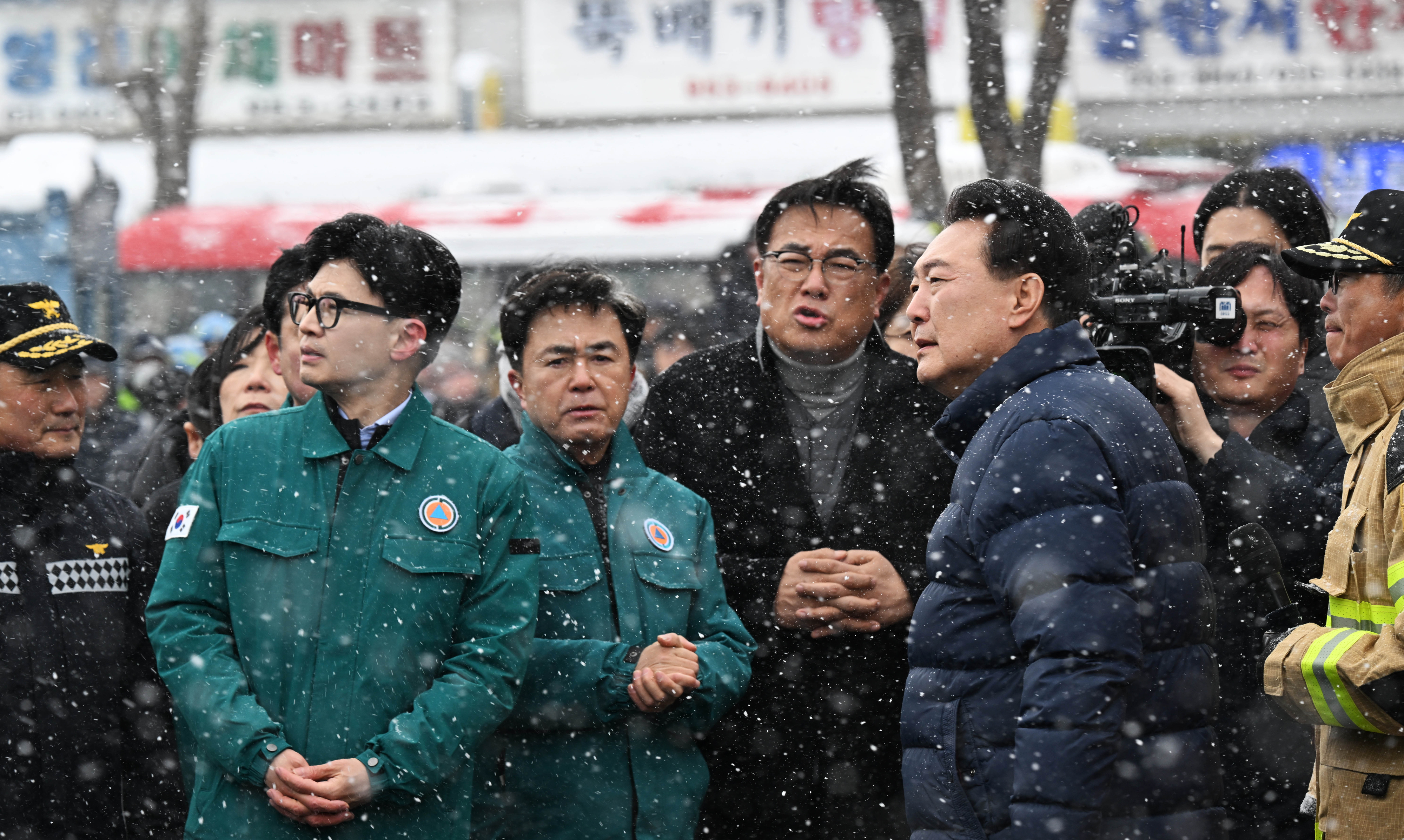 윤석열 대통령이 23일 충남 서천군 서천읍 서천특화시장 화재 현장에서 국민의힘 한동훈 비상대책위원장과 만나 함께 현장을 점검하고 있다. 2024.1.23 홍윤기 기자