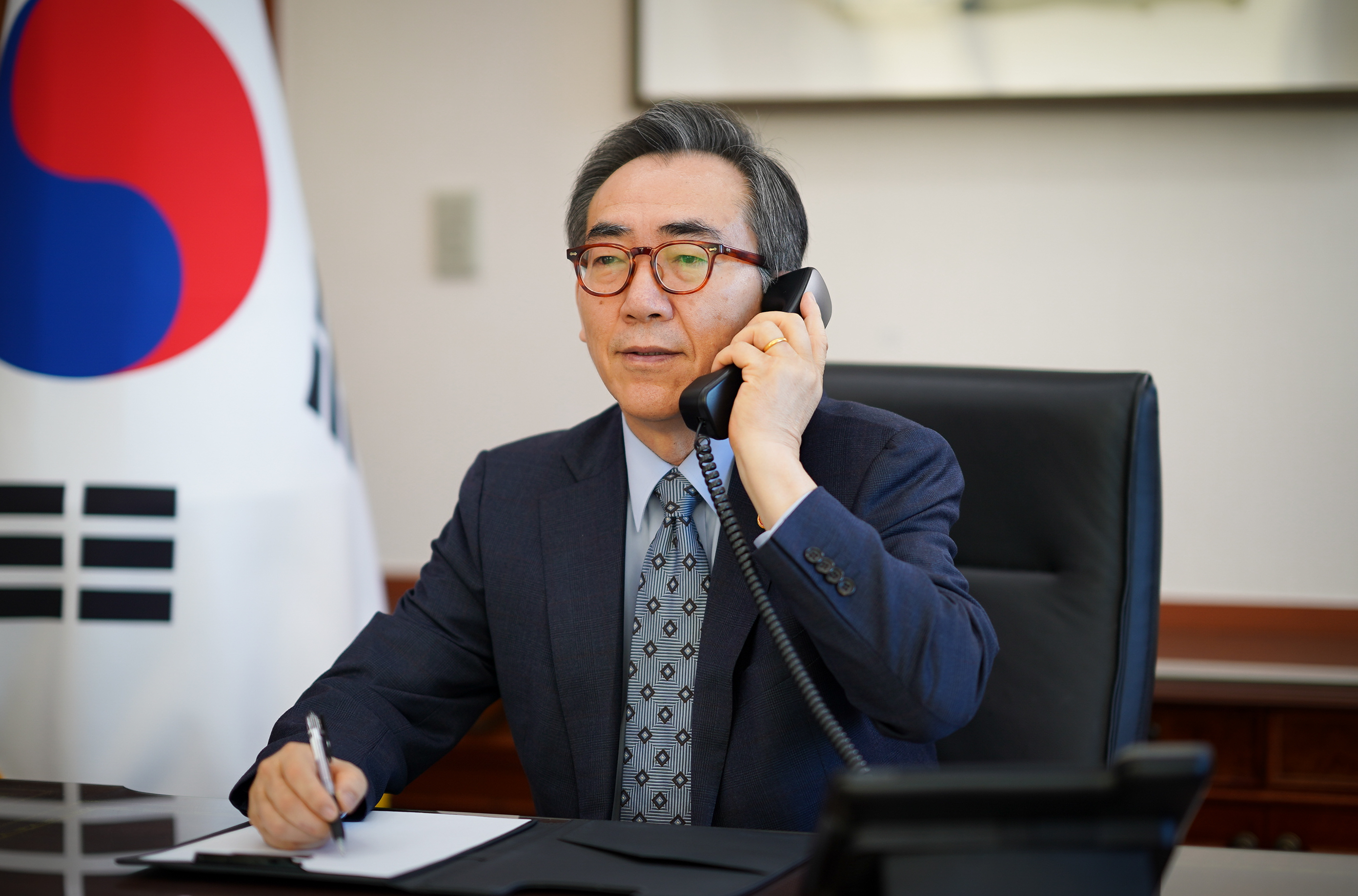 조태열 외교부 장관이 23일 오후 가미카와 요코 일본 외무상과 첫 전화통화를 하고 한일관계에 대해 논의하고 있다. 외교부 제공