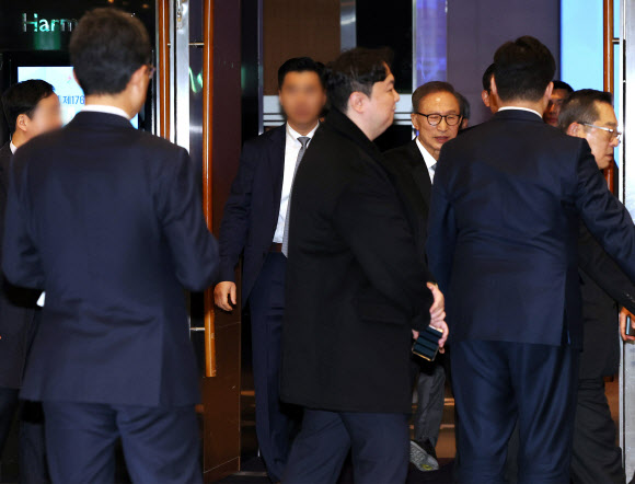 이명박 전 대통령이 23일 오전 서울 강남구 인터컨티넨탈 코엑스에서 열린 176회 한국무역협회 CEO 조찬회를 마친 뒤 구자열 한국무역협회 회장과 함께 행사장을 나서고 있다. 이날 조찬회에 특별연사로 초청돼 기조연설을 한 이 전 대통령은 기업인들이 지속가능한 미래를 준비하기 위해 인재와 기술 확보, 투자에 적극적으로 나서달라 했다. 2024.1.23  연합뉴스