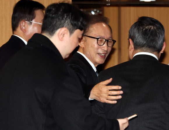 이명박 전 대통령이 23일 오전 서울 강남구 인터컨티넨탈 코엑스에서 열린 176회 한국무역협회 CEO 조찬회를 마친 뒤 구자열 한국무역협회 회장과 함께 행사장을 나서고 있다. 이날 조찬회에 특별연사로 초청돼 기조연설을 한 이 전 대통령은 기업인들이 지속가능한 미래를 준비하기 위해 인재와 기술 확보, 투자에 적극적으로 나서달라 했다. 2024.1.23  연합뉴스