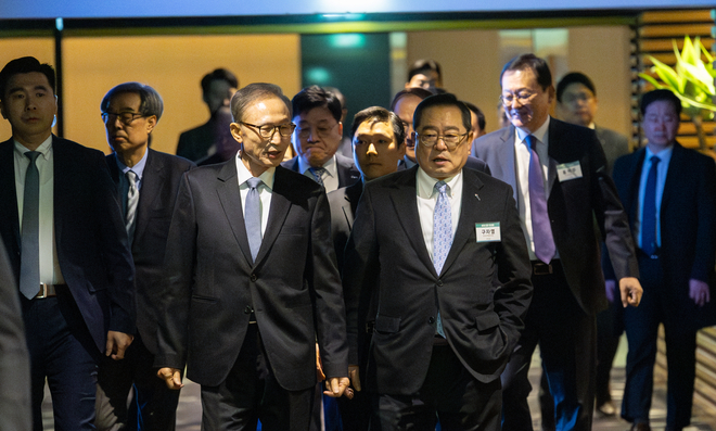 이명박 전 대통령과 구자열 한국무역협회 회장이 23일 오전 서울 강남구 인터컨티넨탈 코엑스에서 열린 ‘제176회 한국무역협회(KITA) 최고경영자 조찬회’에 참석하기 위해 이동하고 있다.  2024.1.23 한국무역협회 제공