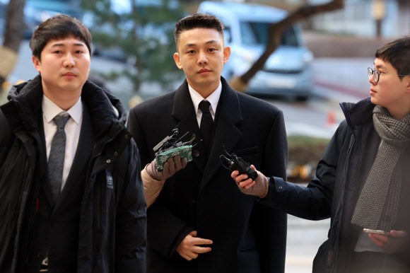 마약을 상습 투약한 혐의를 받는 배우 유아인(본명 엄홍식)이 23일 오전 서울 서초구 서울중앙지법에서 열린 1심 2회 공판에 출석하고 있다. 2024.1.23  연합뉴스