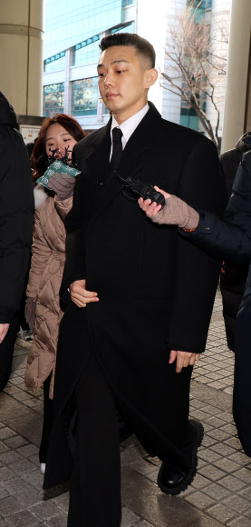 마약을 상습 투약한 혐의를 받는 배우 유아인(본명 엄홍식)이 23일 오전 서울 서초구 서울중앙지법에서 열린 1심 2회 공판에 출석하고 있다. 2024.1.23  연합뉴스