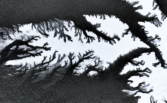 한파가 기승을 부리고 있는 23일 경기도 화성시 우정읍 매향항 주변 갯벌이 얼어있다. 2024.1.23  연합뉴스