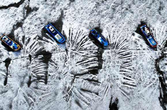 한파가 기승을 부리고 있는 23일 경기도 화성시 우정읍 매향항 주변 갯벌이 얼어있다. 2024.1.23  연합뉴스