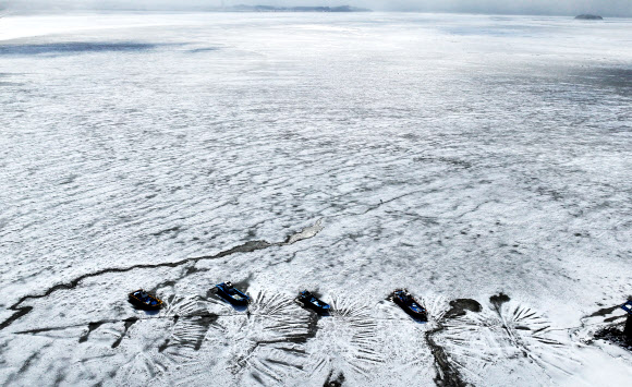 한파가 기승을 부리고 있는 23일 경기도 화성시 우정읍 매향항 주변 갯벌이 얼어있다. 2024.1.23  연합뉴스