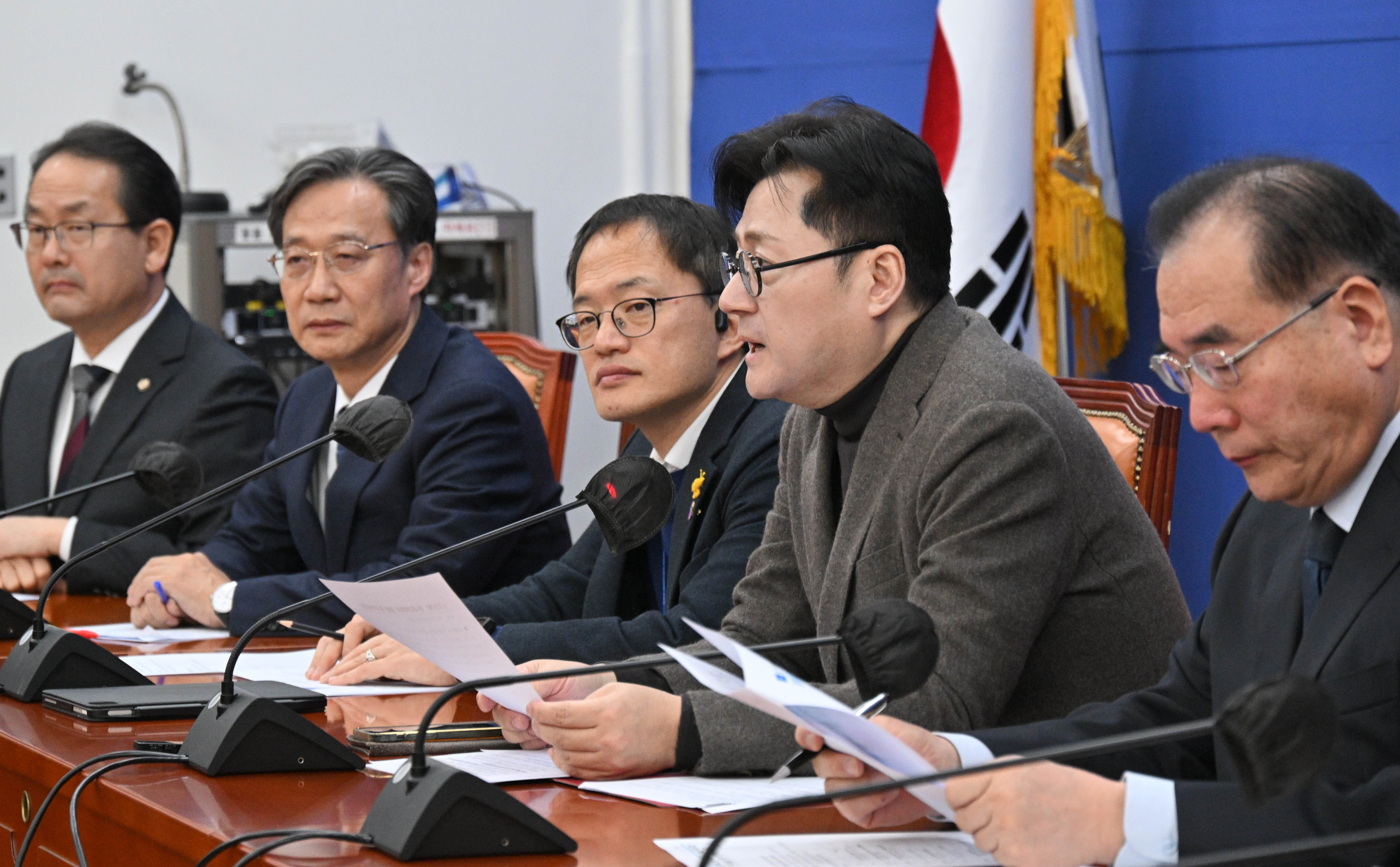 홍익표 더불어민주당 원내대표가 23일 국회에서 열린 원내대책회의에서 중대재해처벌법 유예안 처리가 사실상 무산된 것을 야당 탓으로 돌리고 있다며 국민의힘을 비판하고 있다. 왼쪽부터 강준현 원내부대표, 유동수 원내정책수석부대표, 박주민 원내수석부대표, 홍 원내대표, 이개호 정책위의장. 홍윤기 기자