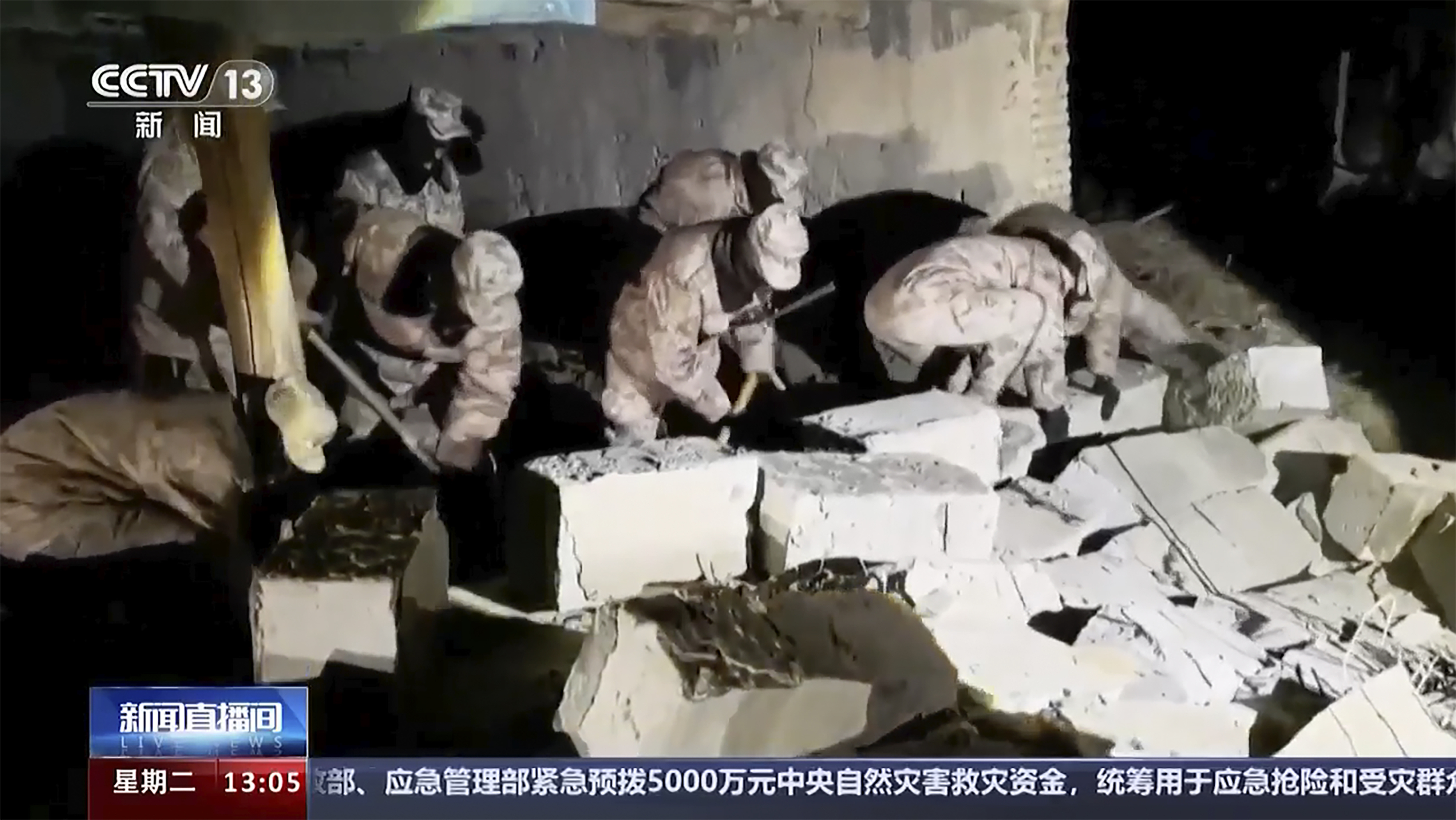 23일 규모 7.1의 강진이 덮친 중국 북서부 신장 위구르 자치구 악수현에 군인들이 투입돼 지진 잔해를 치우는 모습이 중국 국영방송 CCTV를 통해 보도되고 있다. 이날 새벽 2시 9분쯤 일어난 강진으로 6명이 중경상을 입었다. 악수 CCTV·AP 뉴시스