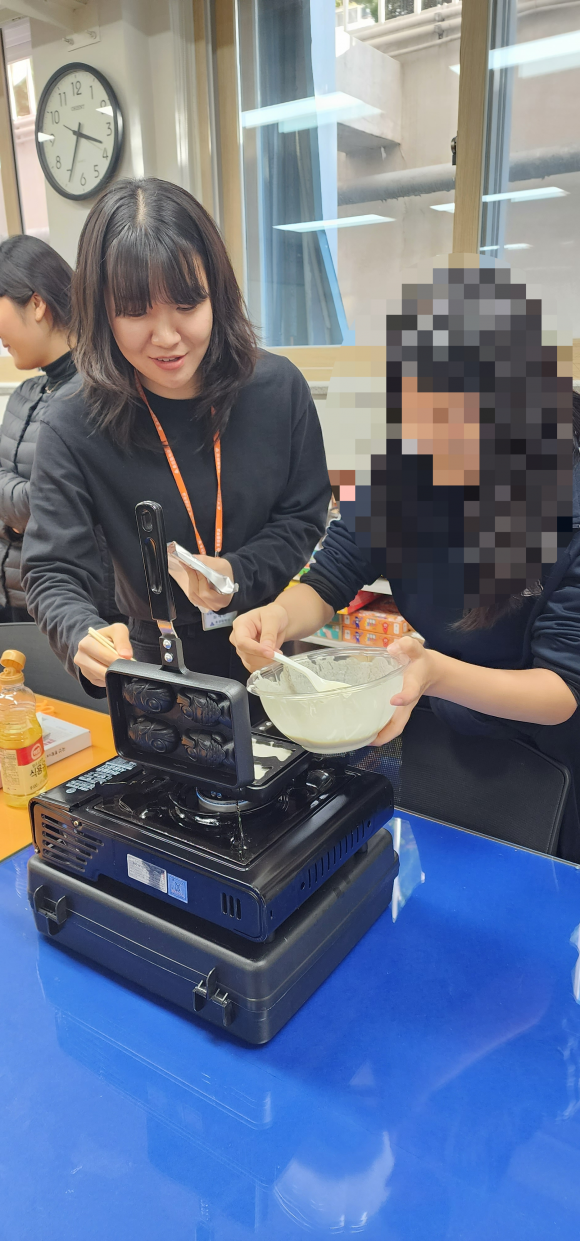 ‘경계선 지능 아동’인 대구의 한 중학생이 사랑의열매 사회복지공동모금회와 한국학교사회복지사협회가 복권기금을 통해 마련한 경계선 지능 아동 사회 적응력 향상 지원사업 ‘나아가기’에 참여해 파견 전문가로부터 붕어빵 굽기 수업을 받고 있다.사랑의열매 제공