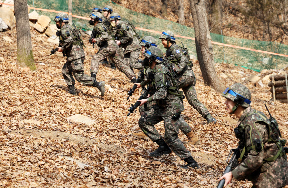 경기도 안산시 육군 제51사단 상록과학화예비군훈련장에서 예비군들이 야지전술훈련을 하고 있다. 2023.3.7 연합뉴스