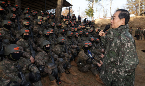 한덕수 국무총리가 7일 충남 논산시 육군훈련소를 방문해 훈련을 참관하고 격려의 말을 하고 있다. 2023.12.7 연합뉴스