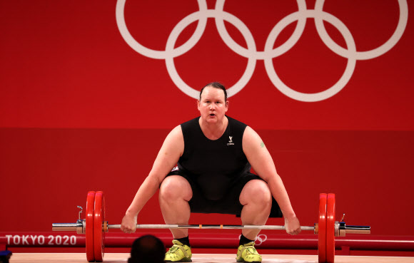 2020 도쿄올림픽에서 성전환 올림피언으로 이름을 올린 로럴 허버드가 역도 경기에 출전한 모습. 연합뉴스