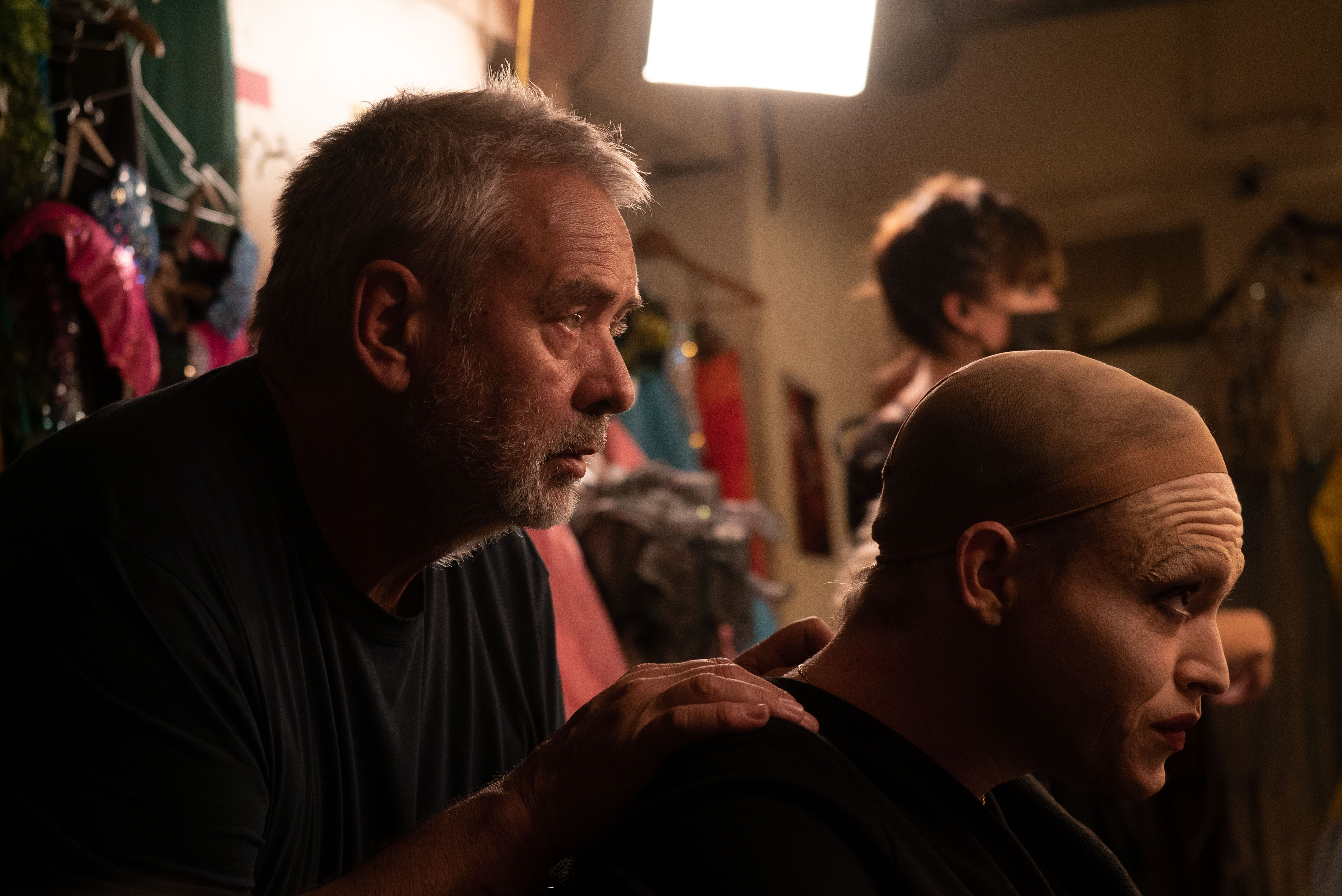 뤼크 베송(왼쪽) 감독이 영화 ‘도그맨’을 연출하며 주연 케일럽 랜드리 존스에게 연기 지시를 하고 있다. 레드아이스엔터테인먼트·엣나인필름 제공