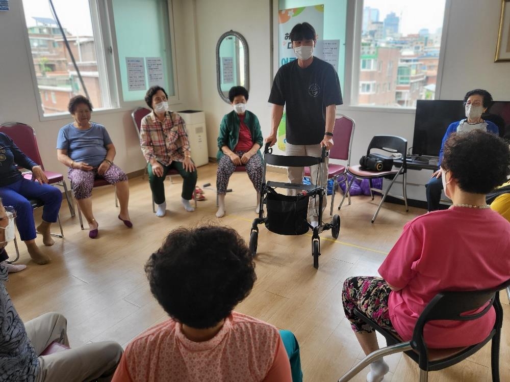 서울 영등포구 어르신들이 휠체어를 활용하여 바르게 걷는 방법에 대해 교육을 받고 있다. 영등포구 제공