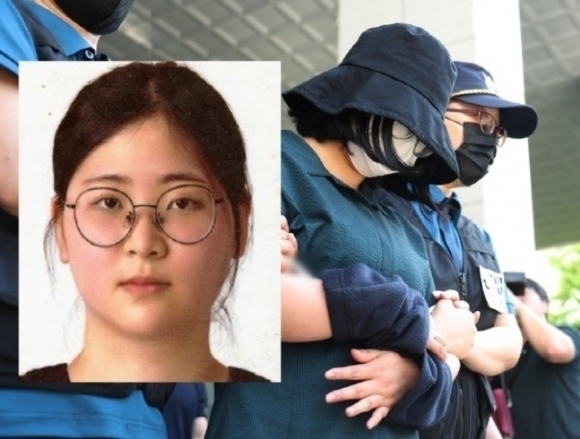 또래 여성을 살해하고 시신을 유기한 혐의를 받는 정유정이 지난해 6월 2일 오전 부산 동래경찰서에서 나와 검찰로 송치되는 모습. 부산경찰청·연합뉴스