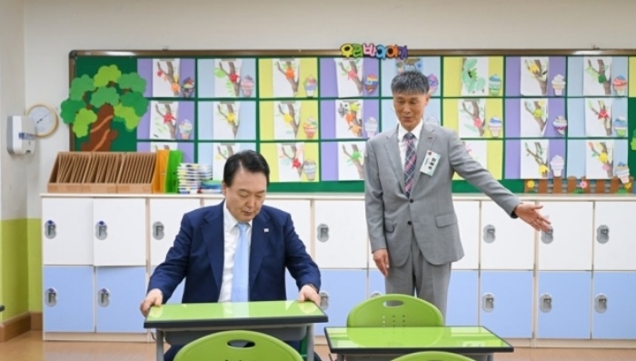 윤석열 대통령이 방과후 돌봄·교육 프로그램인 ‘늘봄학교’ 참관을 위해 3일 경기도 수원초등학교를 방문했다. 대통령실 제공