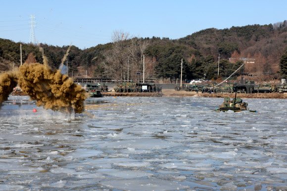 연막탄 터뜨리는 K21