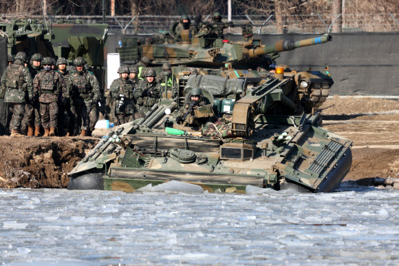 경구난장갑차 강습도하