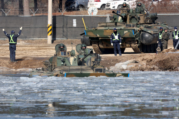 K21 장갑차 ‘얼음물 입수’