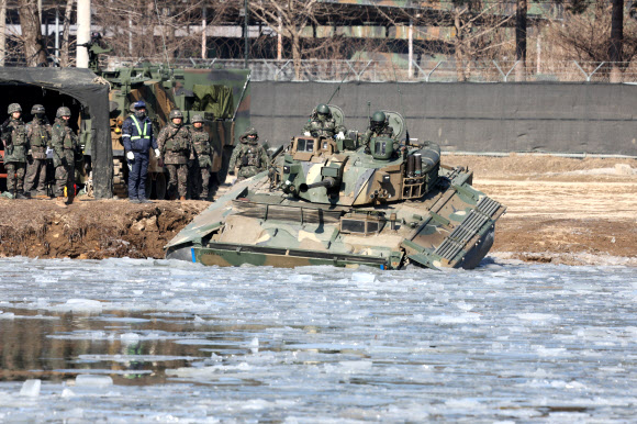K21 장갑차 ‘얼음물 입수’
