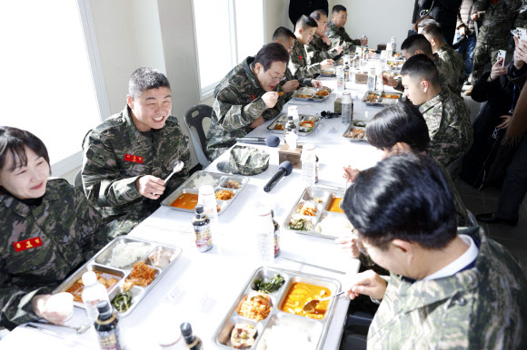 더불어민주당 이재명 대표가 24일 경기 김포시 통진읍 해병2사단 1여단 병영 식당에서 장병들과 점심을 먹고 있다. 2024.1.24. 국회사진기자단