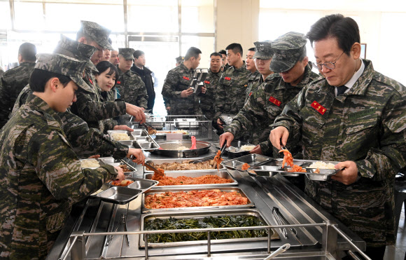 설 연휴를 앞두고 장병을 격려하기 위해 24일 경기 김포시 통진읍 해병2사단 1여단을 찾은 더불어민주당 이재명 대표가 부대내 식당에서 점심 식사를 위해 식판에 음식을 담고 있다. 2024.1.24. 국회사진기자단
