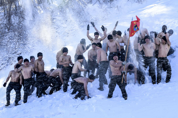 해병대 1사단 수색대대가 23일 강원 평창 산악종합훈련장에서 훈련 도중 눈을 뿌리며 포효하고 있다. 지난 9일부터 훈련에 들어간 이 부대는 2월 2일까지 동계 설한지 훈련을 진행한다. 2024.1.24. 해병대 1사단 제공